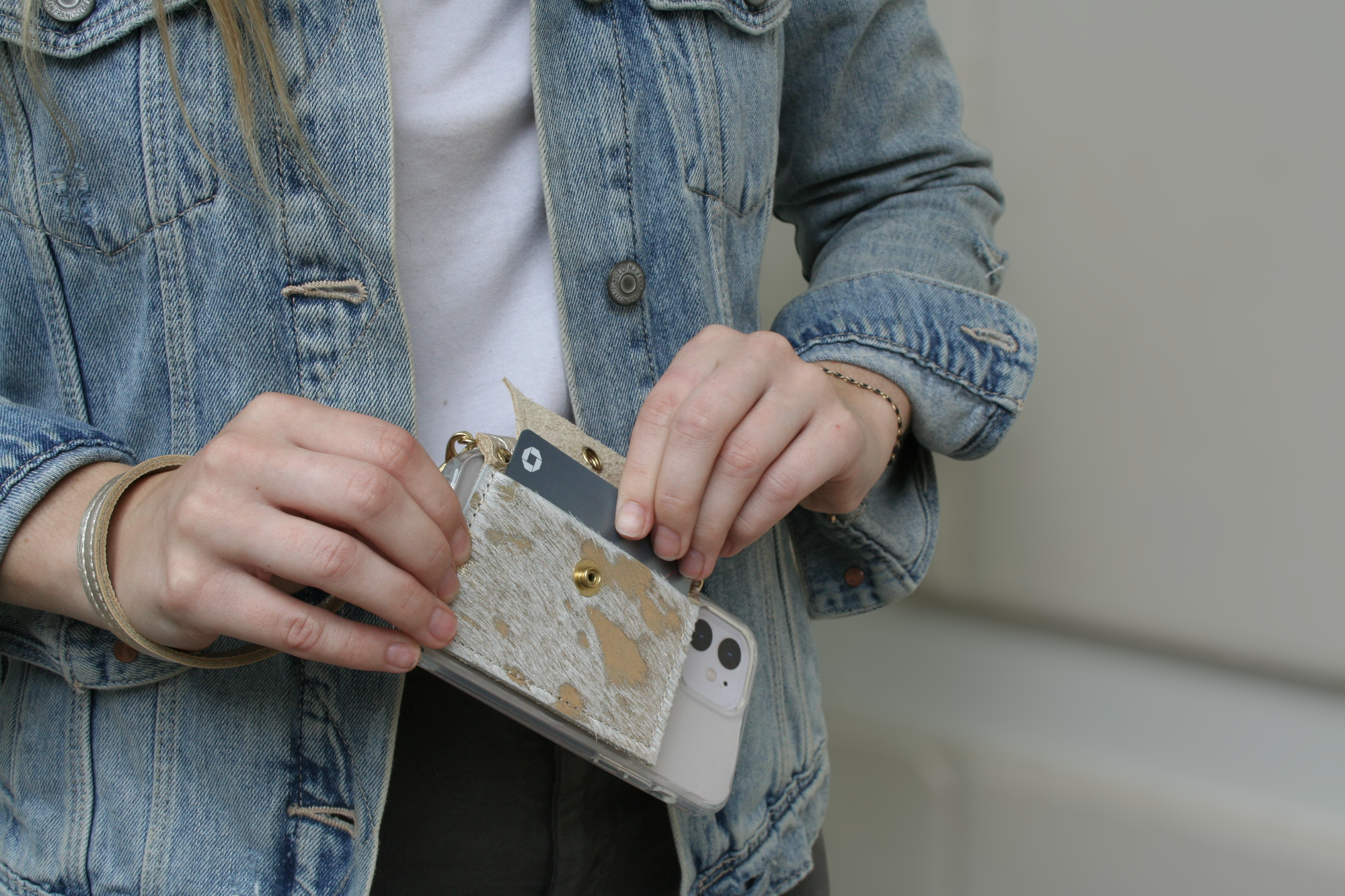 Eva Phone Wallet In Leather: Black